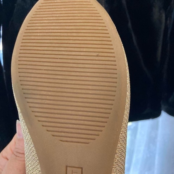 Nine West Gold Women's Flats with a Gold Flower Detail 5 1/2 - Picture 7 of 8